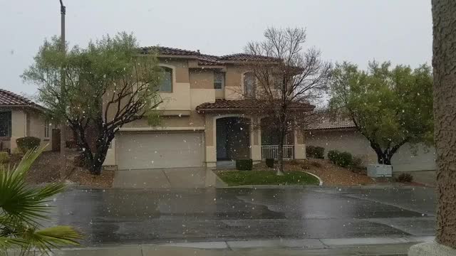 Las Vegas Review Journal News | Summerlin neighborhoods see snowfall