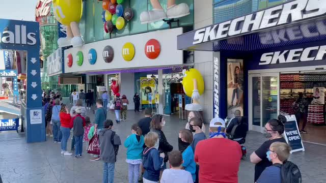 Las Vegas Review Journal News | Lining up for M&M’s World in Las Vegas