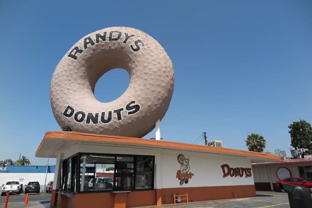 Las Vegas Review Journal News | LA icon Randy’s Donuts plans 7 Las Vegas locations