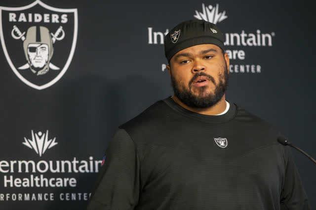Las Vegas Review Journal Sports | Raiders’ Eluemunor never gave up on playing football