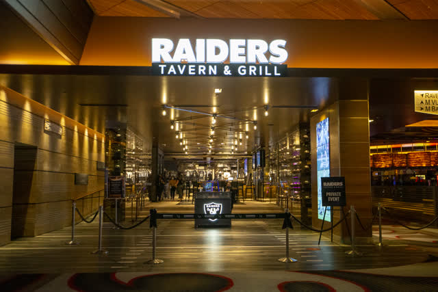 Las Vegas Review Journal Sports | Raiders Tavern & Grill ribbon cutting ceremony