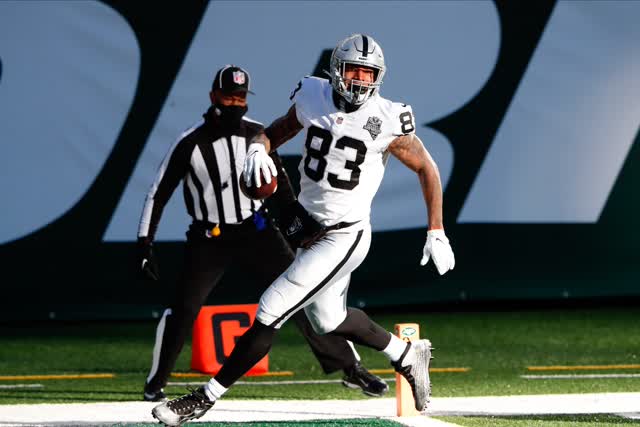 Las Vegas Review Journal Sports | Waller posts 200 yards, 2 touchdowns in Raiders’ win