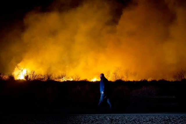 Las Vegas Review Journal News | Crews battle 10-acre fire at Clark County Wetlands Park