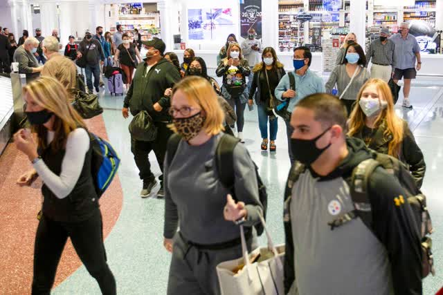 Las Vegas Review Journal Sports | COVID-19 cases at McCarran has TSA employees worried