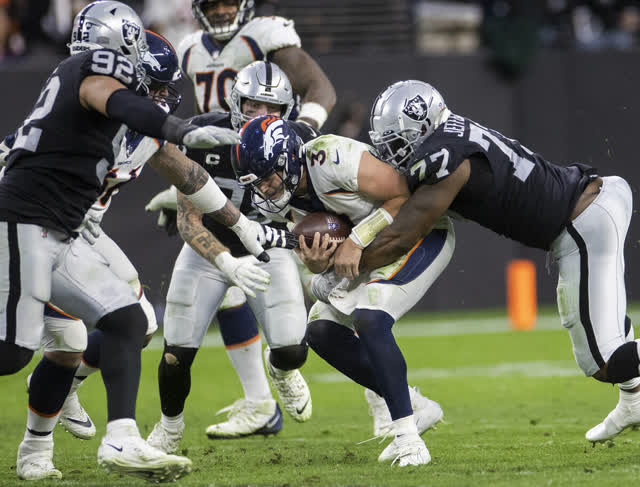 Las Vegas Review Journal Sports | Raiders sweep Broncos with 17-13 win