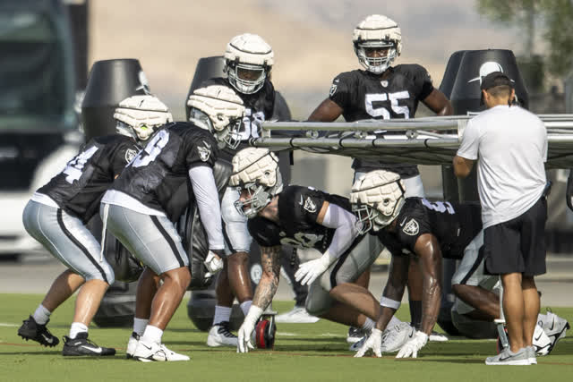 Las Vegas Review Journal Sports | Sights and sounds from Raiders’ first padded practice
