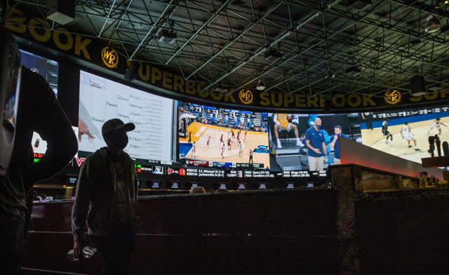 Las Vegas Review Journal Sports | Fans enjoying return of March Madness to Las Vegas