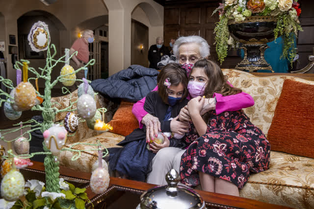Las Vegas Review Journal News | Families reunite with loved ones at senior living facility