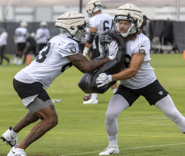Las Vegas Review Journal Sports | Sights and Sounds from Day 3 of Raiders Training Camp