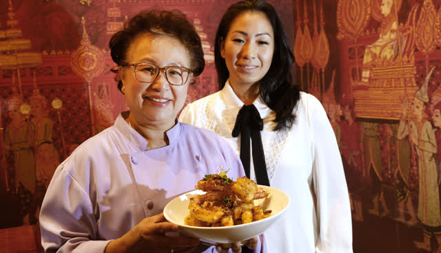 Las Vegas Review Journal Sports | Lotus of Siam owner/chef Saipin Chutima makes Garlic Prawns.