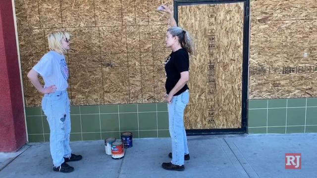 Las Vegas Review Journal News | Boarded-up businesses in the Arts District add some color – VIDEO