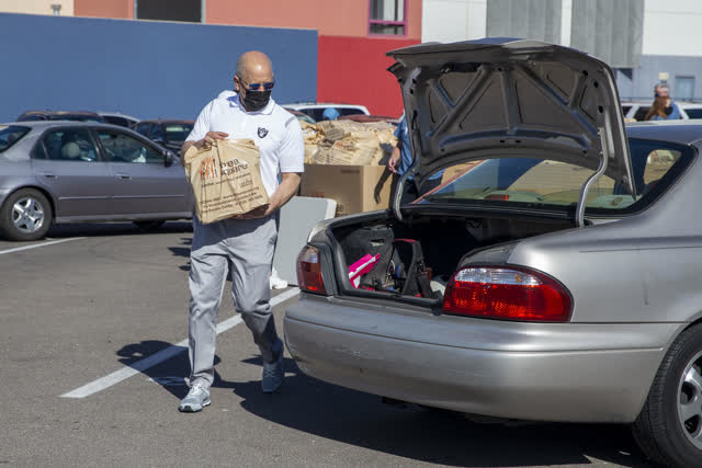 Las Vegas Review Journal Sports | Raiders, MGM Resorts and Three Square give back to needy