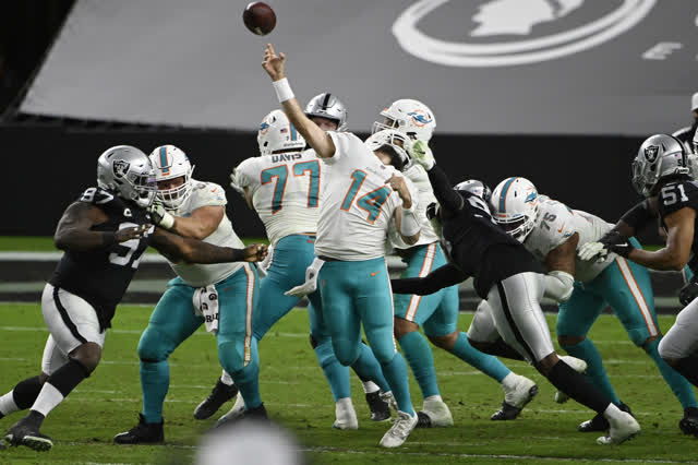 Las Vegas Review Journal Sports | Fitzpatrick’s late game heroics dash Raiders’ playoff hopes