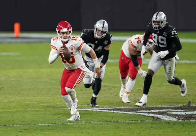 Las Vegas Review Journal Sports | Chiefs snap Raiders streak, win 35-31