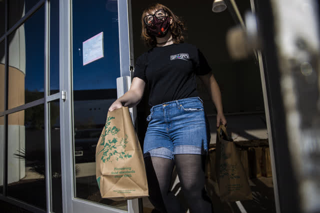 Las Vegas Review Journal Sports | Nectar Hands out Bags of Food to Needy